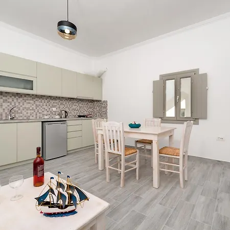 アパートホテル Casa Iphigenia Kamári